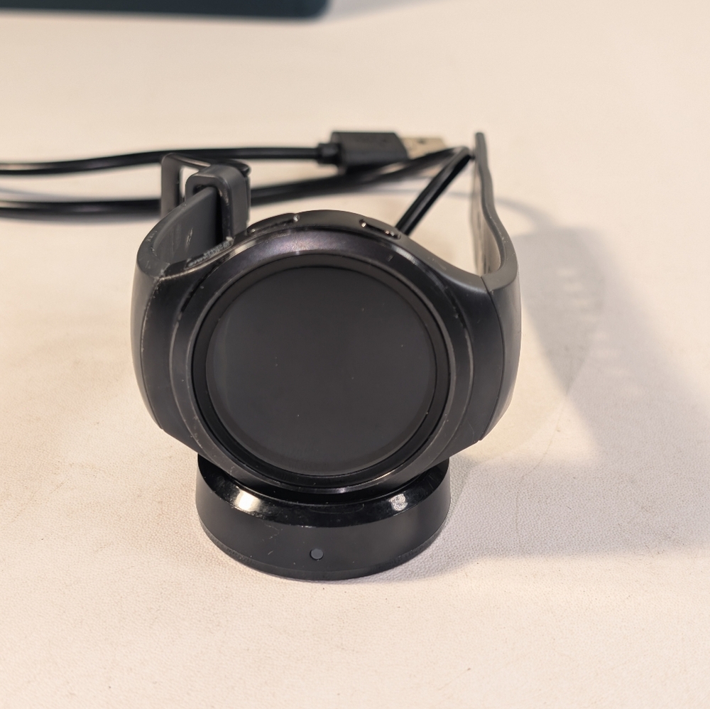 Samsung Gear S2 Smartwatch with charger